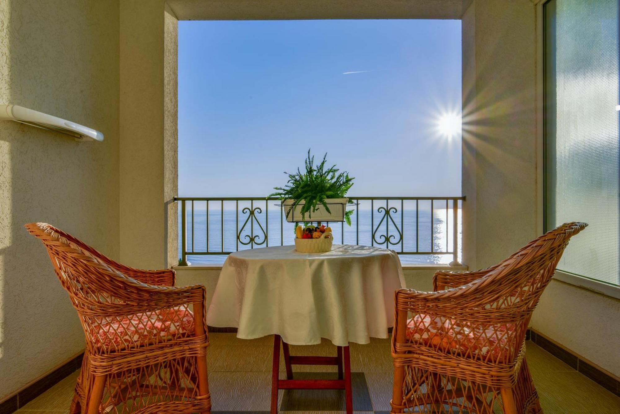 Apartments Leut Sveti Stefan Oda fotoğraf