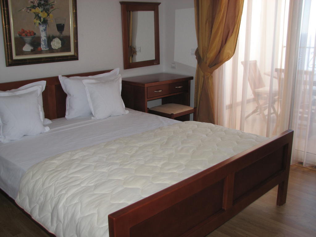 Apartments Leut Sveti Stefan Oda fotoğraf