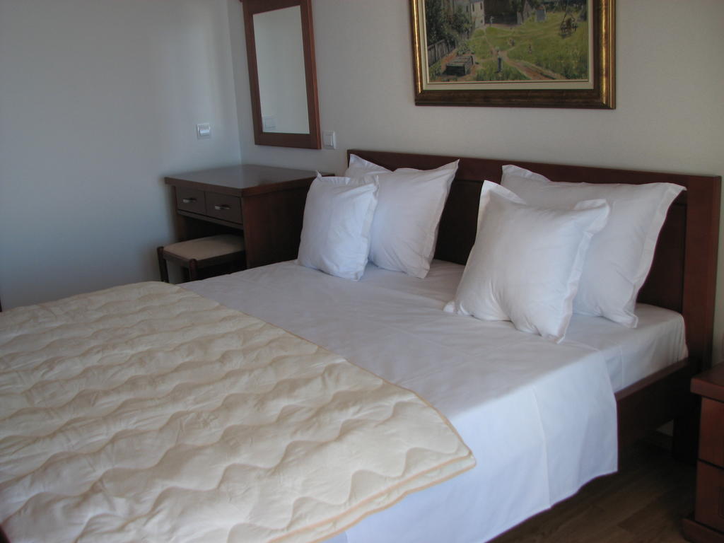 Apartments Leut Sveti Stefan Oda fotoğraf