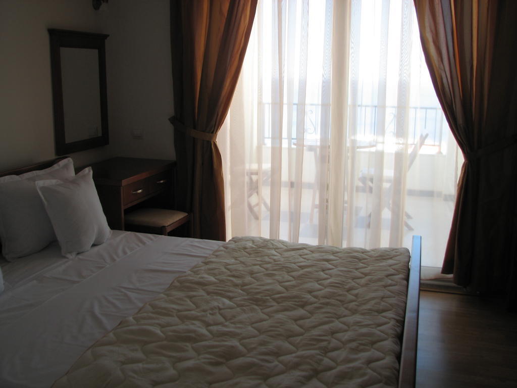 Apartments Leut Sveti Stefan Oda fotoğraf