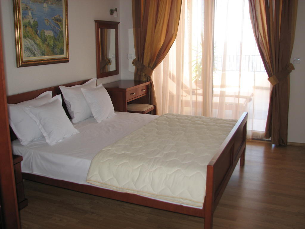 Apartments Leut Sveti Stefan Oda fotoğraf